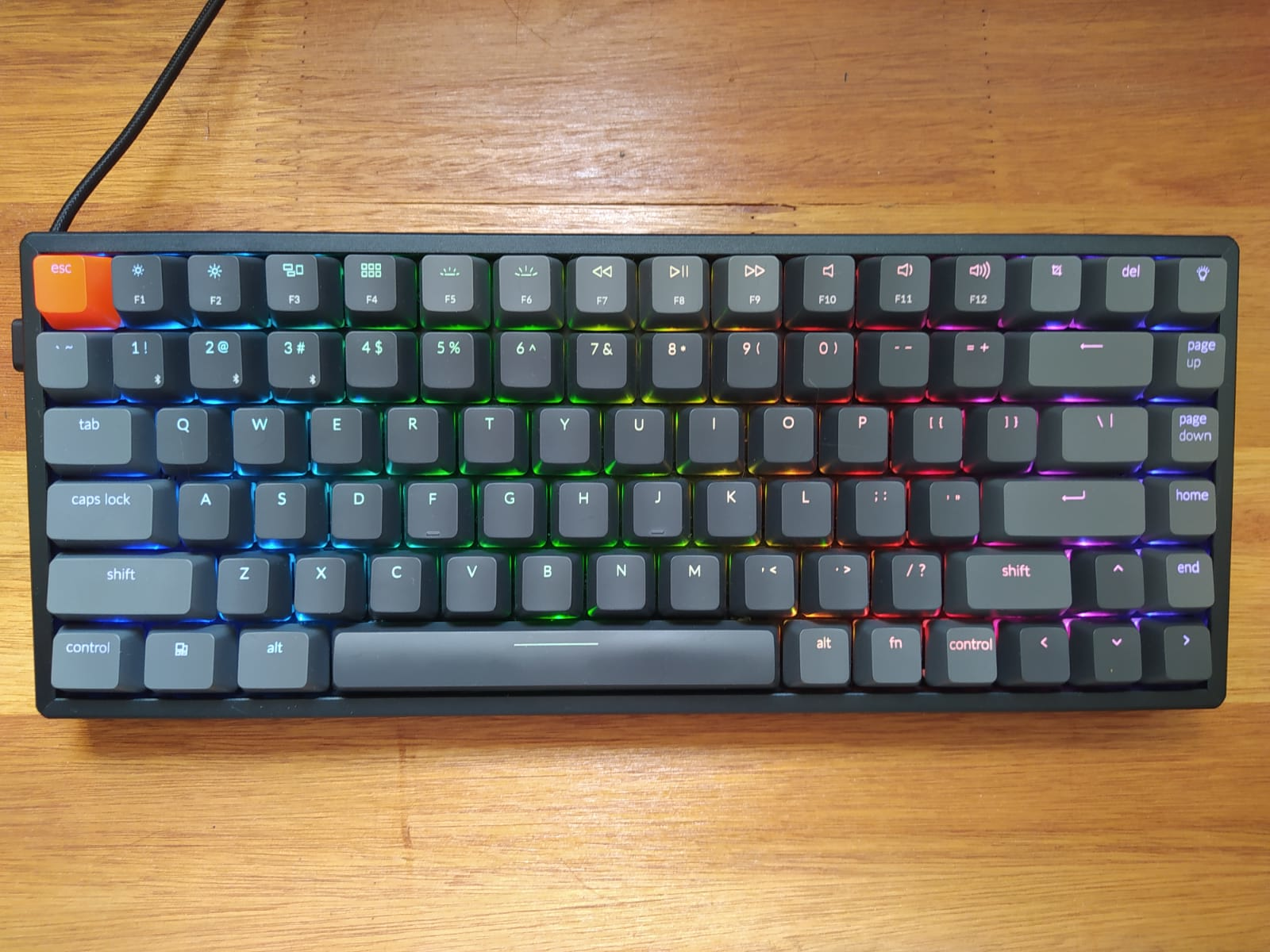 Teclado mecanico Keychron K2 com leds acesos